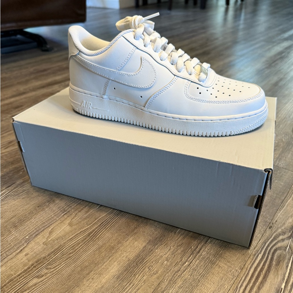 EUC Women’s Nike Air Force 1 ‘07s size 9.5 WHITE
